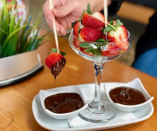 Vegan chocolate fondue via Cowch Desserts