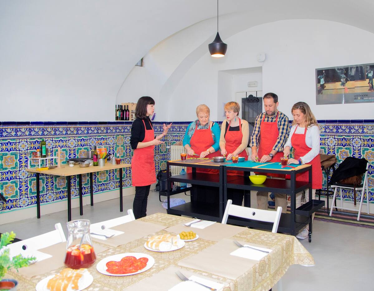 paella cooking class chueca airbnb experience